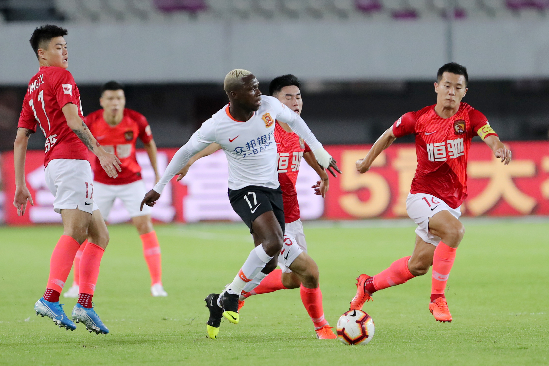 费城76人迎中超关键赛，赛后伤情更新，引发热议，团队化学反应显著-开云